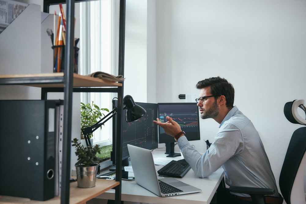 Les brokers en ligne sous haute surveillance : comment sont-ils supervisés et régulés ?